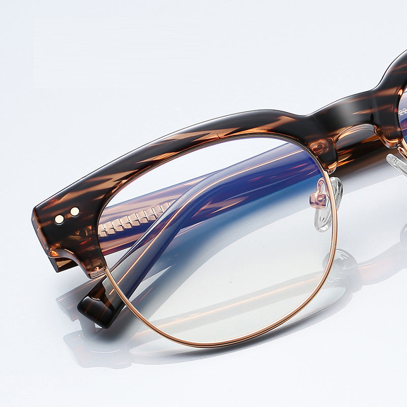 Tortoiseshell glasses with gold frames on a light gray background | Verhalovision