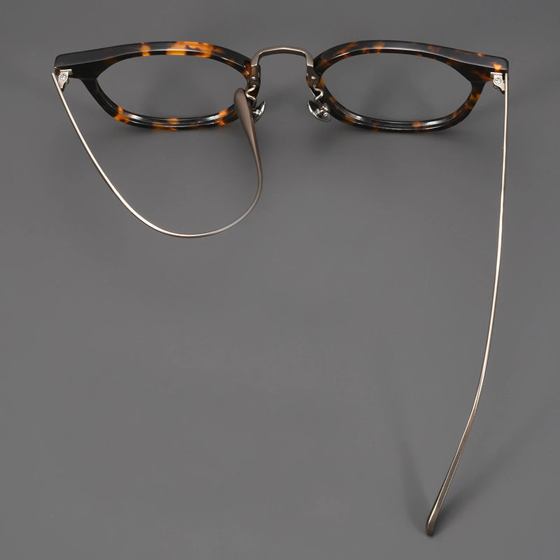 The flexible temples of Pure Titanium Round Tortoise Shell Glasses | Verhalo Vision