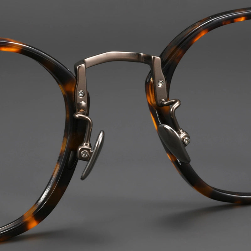 Adjustable nose pads pf Pure Titanium Round Tortoise Shell Glasses | Verhalo Vision